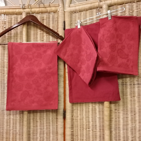 RED Tapestry Placemats Set 4 Ruby  3D Floral Woven Cotton Vintage - Picture 1 of 6